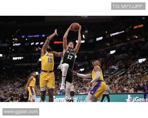 湖人对阵篮网全场直播精彩瞬间回顾与赛后分析 湖人对阵篮网全场直播精彩瞬间回顾与赛后分析