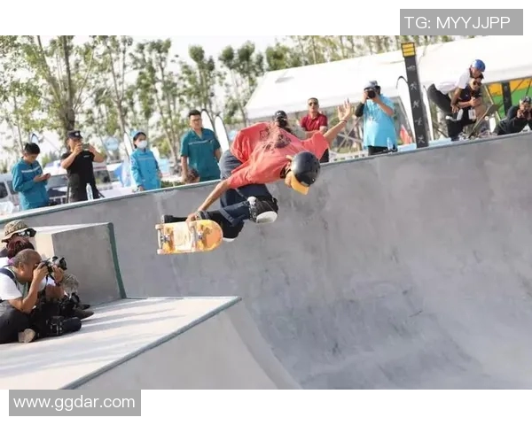 重庆极限运动队在滑板精英赛中以73分稳居积分榜首位