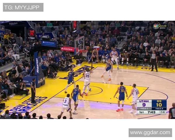 勇士与雷霆精彩对决回放分析赛场亮点与球员表现全景回顾