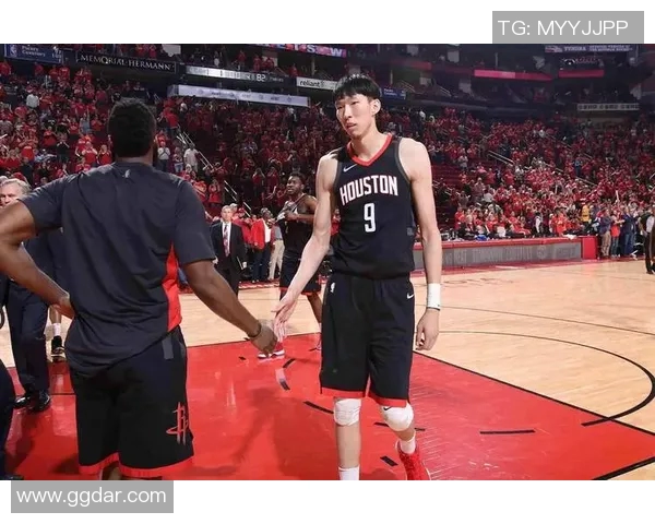 周琦在国际篮球舞台上的崛起与挑战：从青涩球员到顶尖中锋的成长之路